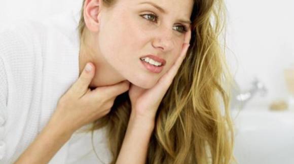 Faringitis y laringitis: 4 consejos para aliviar el dolor de garganta y 4 para evitarlo